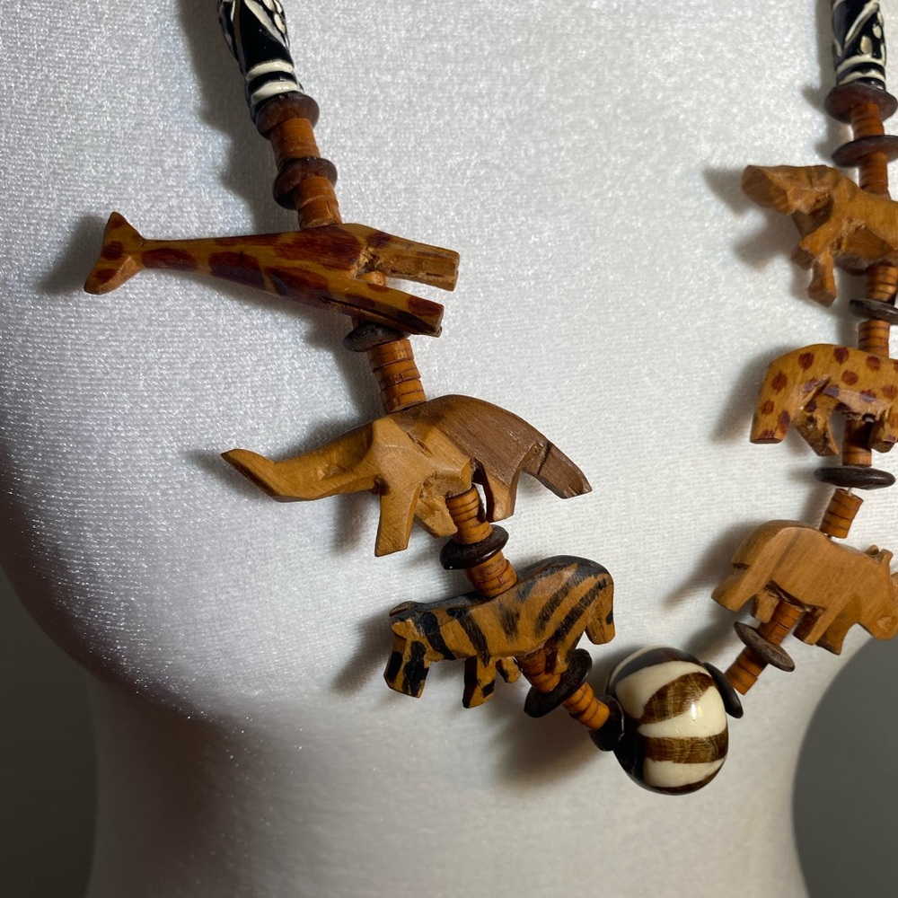 Vintage Hand carved African necklace.Brown carved animals and beads - Picture 3 of 7